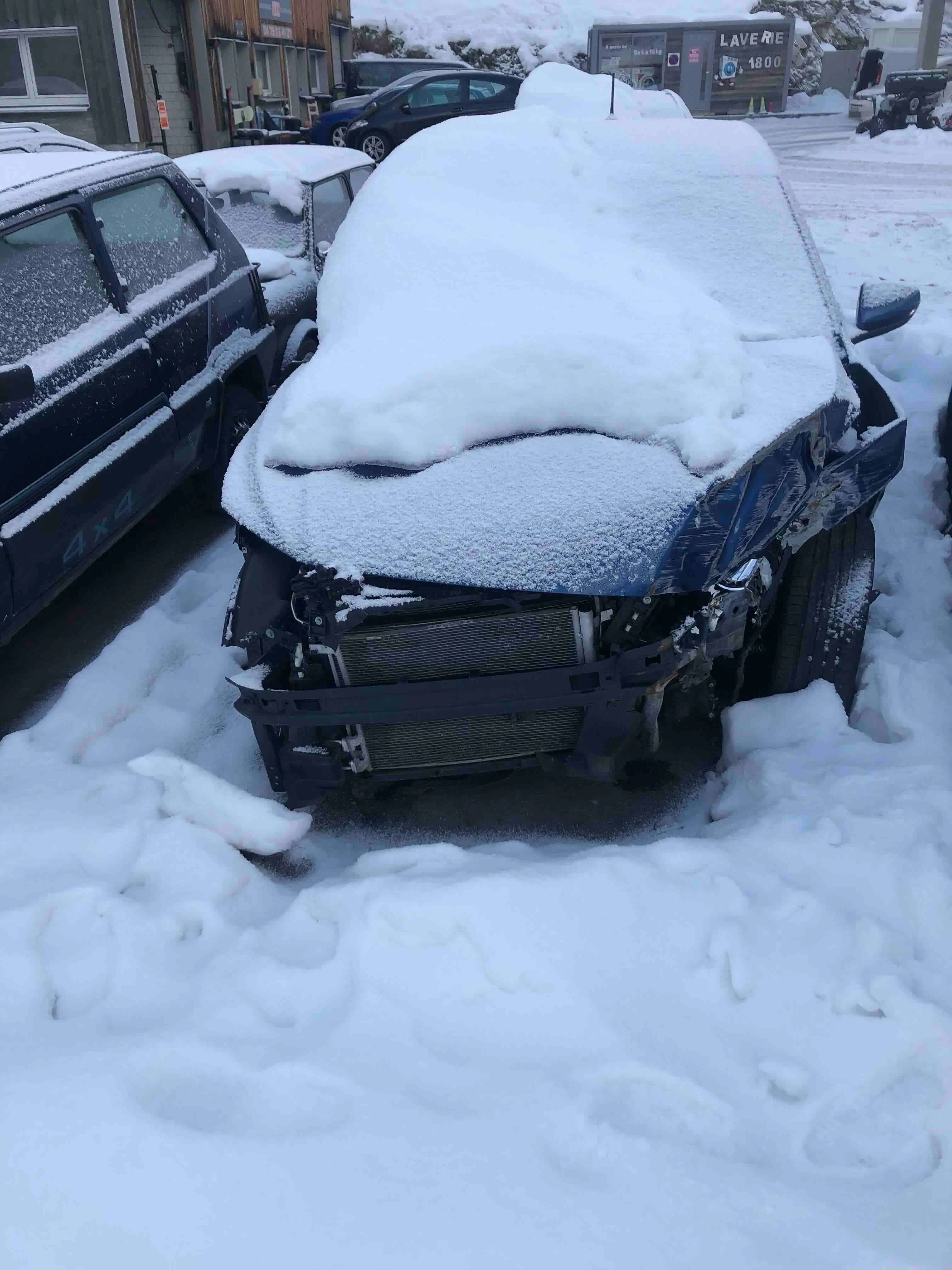 Épave automobile sous la neige en Maurienne, Alpes Épaves