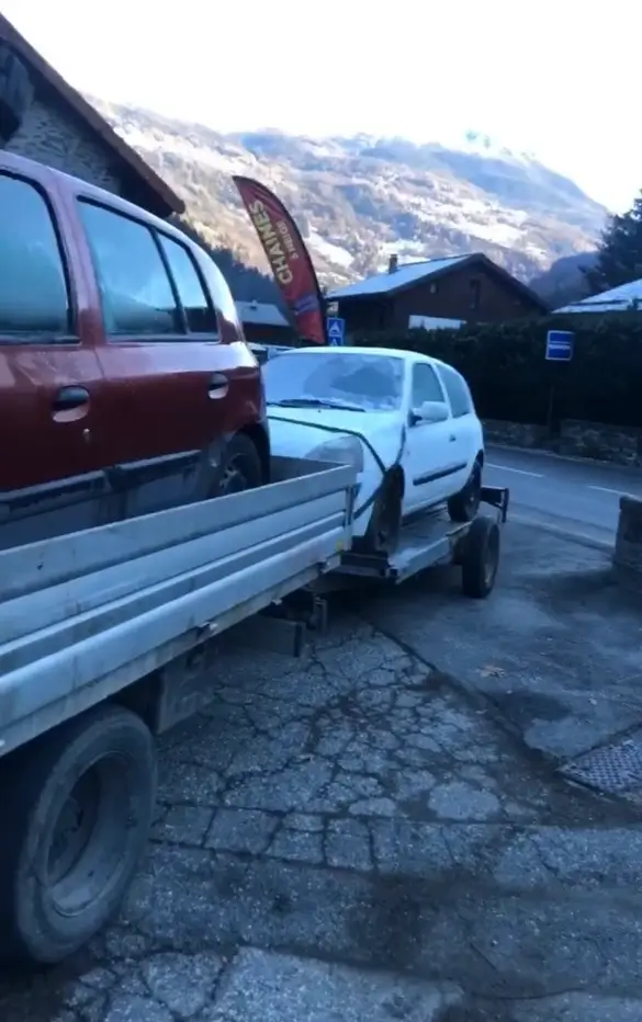 Camion transportant des épaves en Savoie et Haute-Savoie